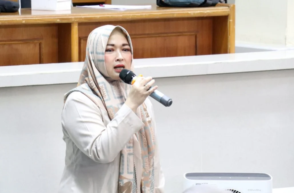 Kepala Dinas Kesehatan Kota Cirebon, dr Hj Siti Maria Listiawaty memaparkan terobosannya dalam percepatan pendaftaran program Jaminan Kesehatan Nasional (JKN) di hadapan Komisi III DPRD Kota Cirebon.