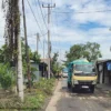 TOLAK. Warga Desa Jadimulya, Kabupaten Cirebon tolak truk pengangkut tanah lalu lalang di desa mereka, karena membuat jalan desa menjadi rusak. FOTO: SUWANDI/RAKYAT CIREBON