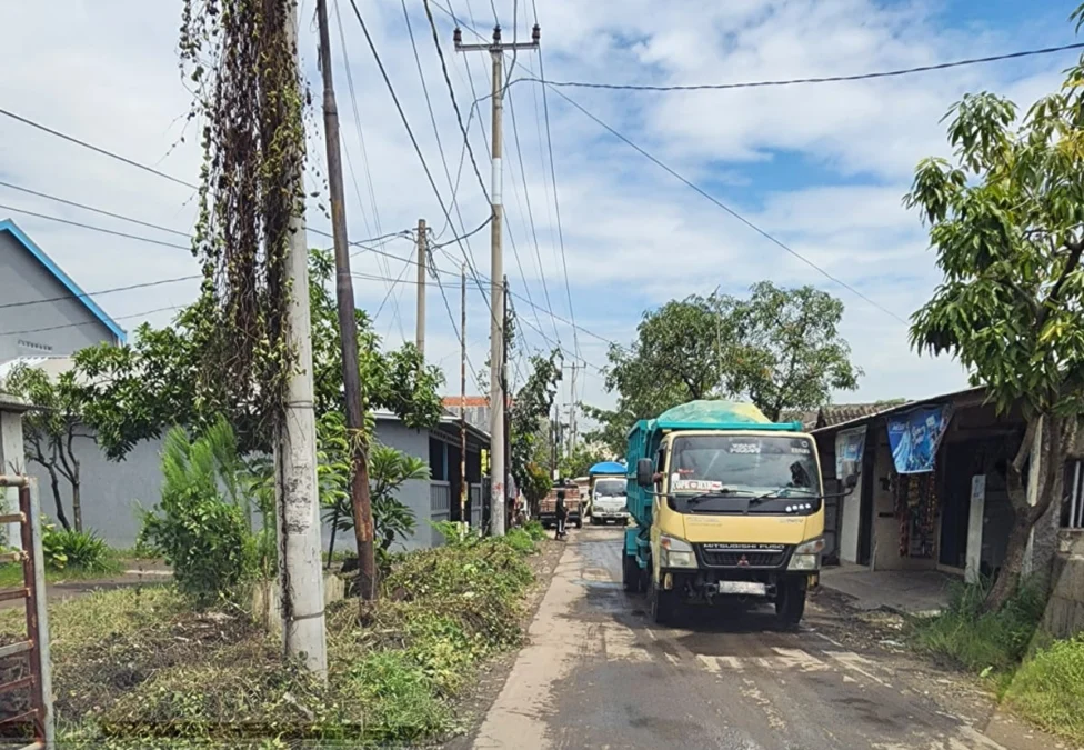 TOLAK. Warga Desa Jadimulya, Kabupaten Cirebon tolak truk pengangkut tanah lalu lalang di desa mereka, karena membuat jalan desa menjadi rusak. FOTO: SUWANDI/RAKYAT CIREBON