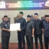 SIMBOLIS. DPRD menyerahkan rekomendasi pemekaran Cirebon Timur atau DOB Cirebon Timur kepada Bupati Imron. FOTO: ZEZEN ZAENUDIN ALI/RAKYAT CIREBON