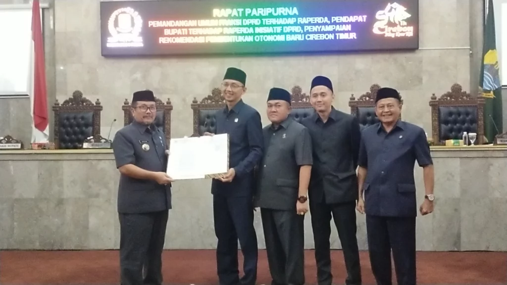 SIMBOLIS. DPRD menyerahkan rekomendasi pemekaran Cirebon Timur atau DOB Cirebon Timur kepada Bupati Imron. FOTO: ZEZEN ZAENUDIN ALI/RAKYAT CIREBON