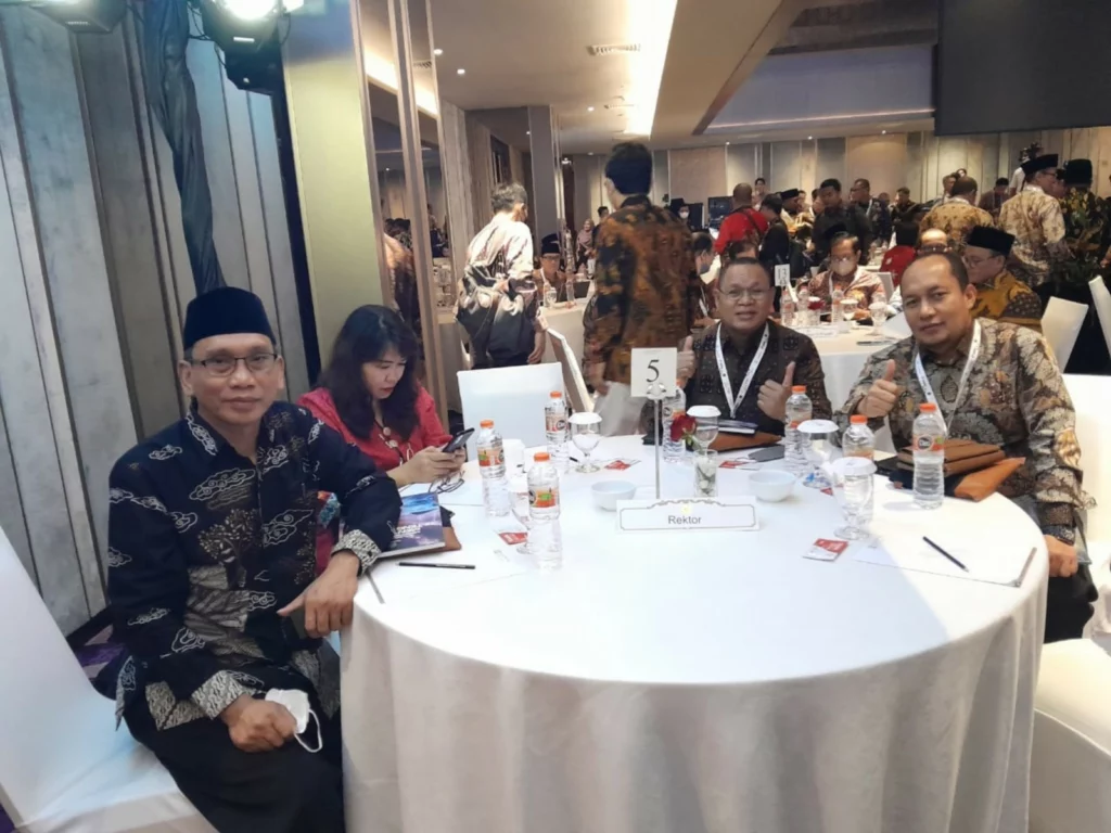 Rektor IAIN Cirebon, Dr H Sumanta M.Ag pada acara Rapat Kerja Nasional (Rakernas) Kementerian Agama RI di Surabaya.