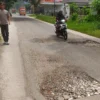 Jalan rusak jalur Cigasong Cikijing