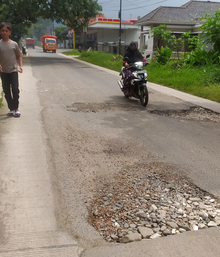 Jalan rusak jalur Cigasong Cikijing