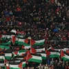 Supporter Swiss Kibarkan Bendera Palestina