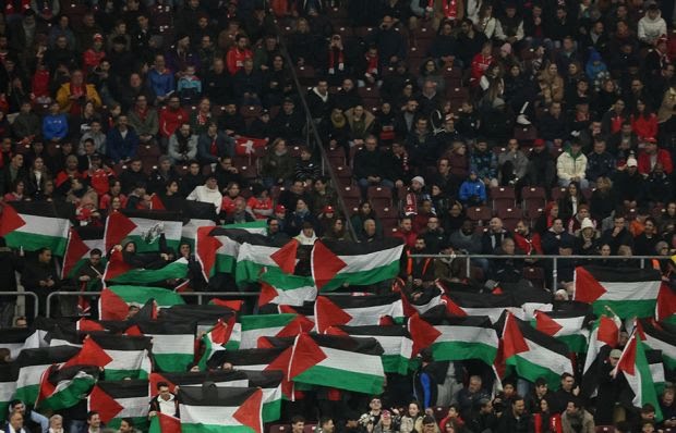 Supporter Swiss Kibarkan Bendera Palestina