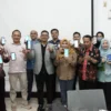 SUDAH AKTIVASI. Semua anggota Komisi I DPRD Kota Cirebon melakukan aktivasi identitas kependudukan digital (IKD), usai rapat bersama Disdukcapil. Identitas kependudukan mereka sudah bisa diakses dalam bentuk digital. FOTO: ASEP SAEPUL MIELAH/RAKYAT CIREBON