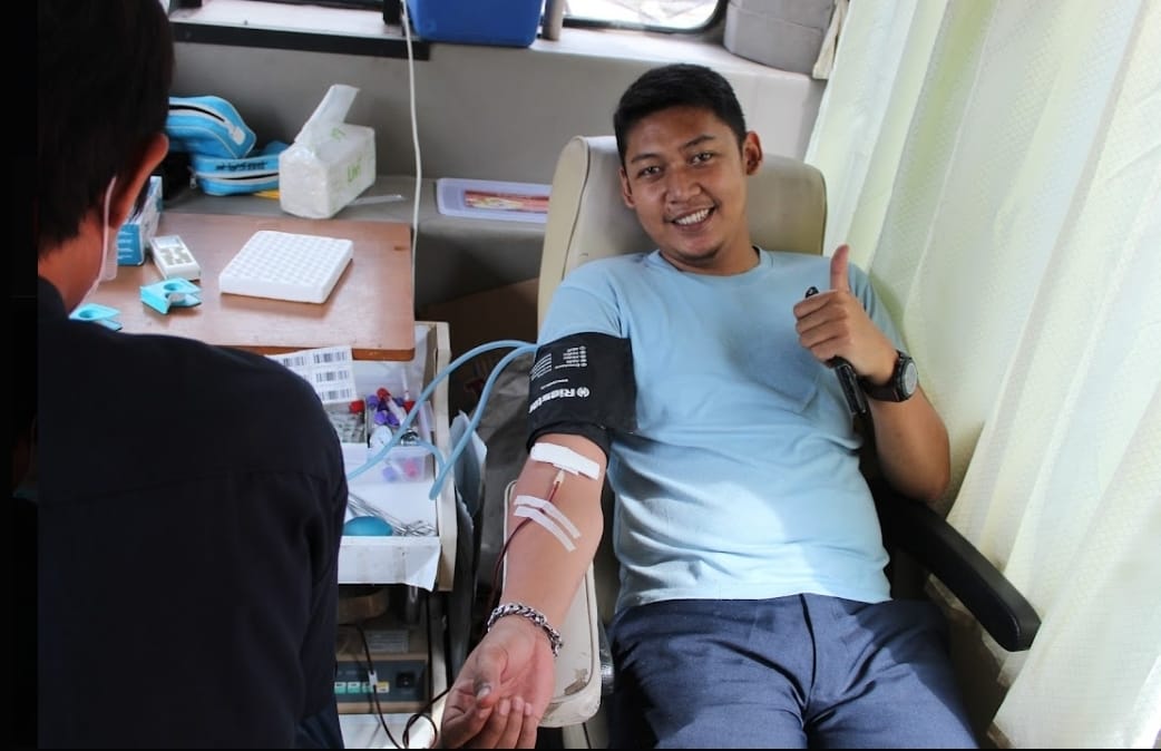 HARI BHAKTI PEMASYARAKATAN. Para insan pemasyarakatan di Cirebon Raya mendonorkan darahnya sebagai aksi kemanusiaan yang digelar menyambut Hari Bhakti Pemasyarakatan ke-59. FOTO: ASEP SAEPUL MIELAH/RAKCER.ID