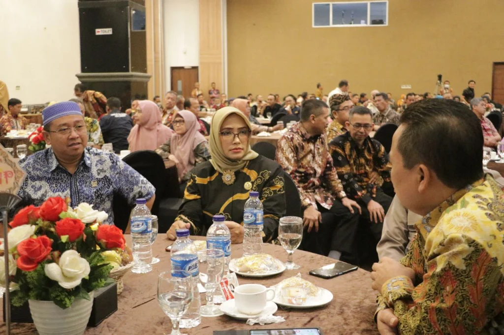 MUSRENBANG. Para pimpinan DPRD Kota Cirebon serta beberapa ketua Komisi menghadiri Musrenbang RKPD 2024. Aspirasi konstituennya tidak terakomodir karena mereka belum menggelar reses MP 1 tahun 2023. FOTO: ASEP SAEPUL MIELAH/RAKYAT CIREBON