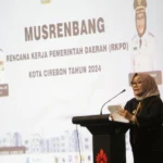 TERAKHIR. Wakil Walikota Cirebon, Dra Hj Eti Herawati memberi sambutan pada Musrenbang RKPD 2024, tahun terakhir penyusunan arah pembangunan di era Azis-Eti. FOTO: ASEP SAEPUL MIELAH/RAKCER.ID