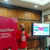 JELASKAN. Head West Java Smartfren, Albert Reza Lesmana menjelaskan, adopsi teknologi eSIM Smartfren bertujuan untuk memperluas mobilitas pengguna ponsel dalam beraktivitas menggunakan jaringan internet. FOTO : SUWANDI/RAKYAT CIREBON