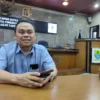 CATATAN. Ketua Komisi II DPRD Kota Cirebon, H Karso memberikan catatan terkait kondisi keuangan daerah di awal tahun 2023, yang dibebani kewajiban bayar hingga Rp26 miliar terhadap kontraktor. FOTO: ASEP SAEPUL MIELAH/RAKYAT CIREBON
