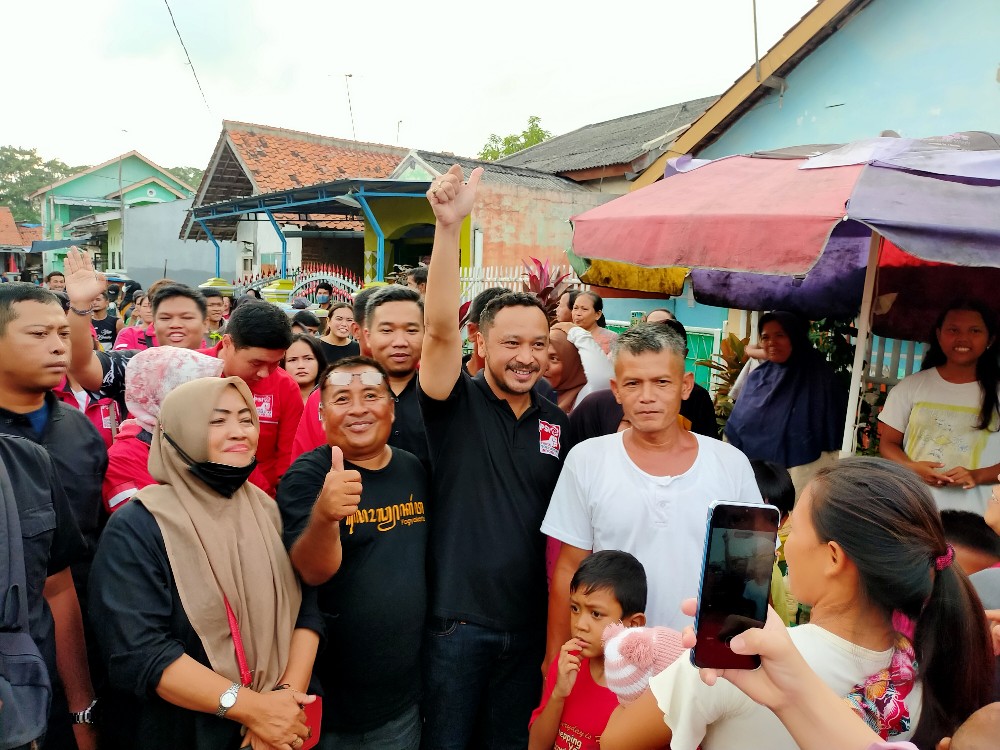 MENGHIBUR. Kehadiran Ketua Umum DPP PSI, H Giring Ganesha ke Cirebon dalam rangka Ngamen Solidaritas. Ada empat lokasi yang disambangi Giring selama dua hari di Cirebon. FOTO : SUWANDI/RAKYAT CIREBON