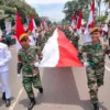 KIRAB. Peserta Kirab Merah Putih dan Budaya di Kota Cirebon mengiring bendera sepanjang 500 meter, mulai dari Jalan Siliwangi sampai di Stadion Bima. FOTO: ASEP SAEPUL MIELAH/RAKYAT CIREBON