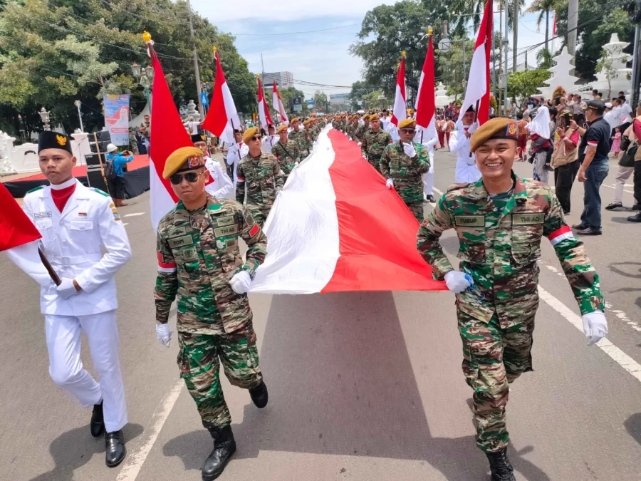 KIRAB. Peserta Kirab Merah Putih dan Budaya di Kota Cirebon mengiring bendera sepanjang 500 meter, mulai dari Jalan Siliwangi sampai di Stadion Bima. FOTO: ASEP SAEPUL MIELAH/RAKYAT CIREBON