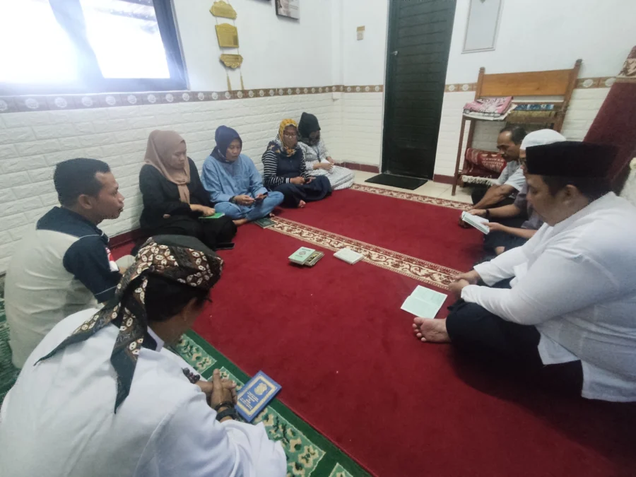 RUQYAH. Para pegawai di Rupbasan Cirebon, mengikuti sesi Reborn Ruqyah yang menjadi salah satu inovasi dalam mewujudkan Zona Integrasi (ZI). FOTO: ASEP SAEPUL MIELAH/RAKYAT CIREBON