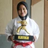 JUARA. Mahasiswa IAIN Cirebon, Salmi Harfi Nabilah menjadi juara 1 karate kata perongan putri pada Festival & Open Tournament Karate 'Atmajaya Cup 1' di Kota Malang. FOTO : SUWANDI/RAKYAT CIREBON