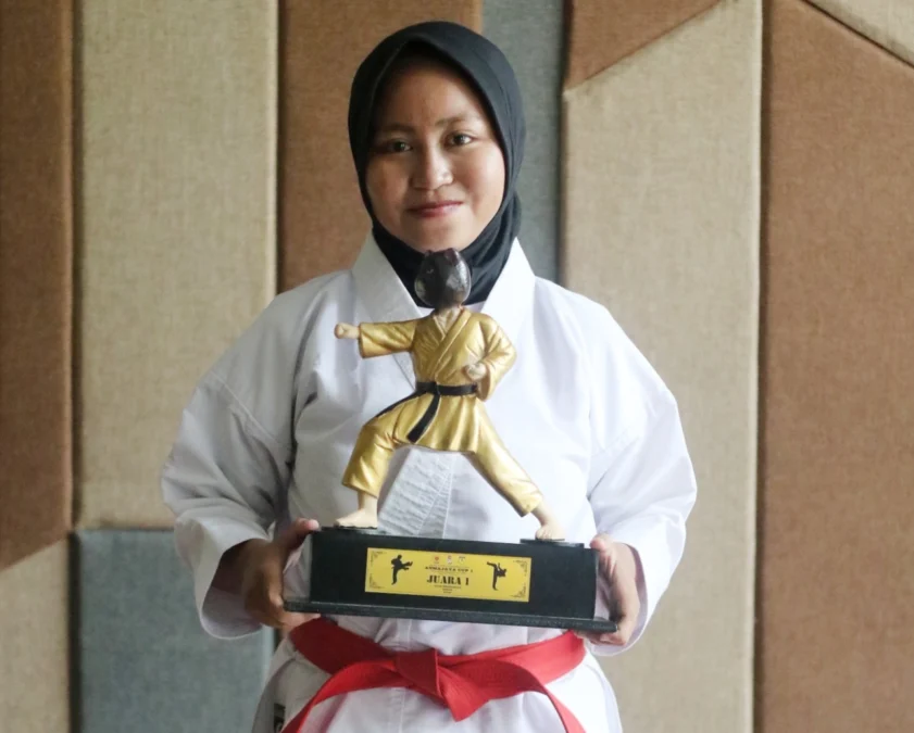 JUARA. Mahasiswa IAIN Cirebon, Salmi Harfi Nabilah menjadi juara 1 karate kata perongan putri pada Festival & Open Tournament Karate 'Atmajaya Cup 1' di Kota Malang. FOTO : SUWANDI/RAKYAT CIREBON