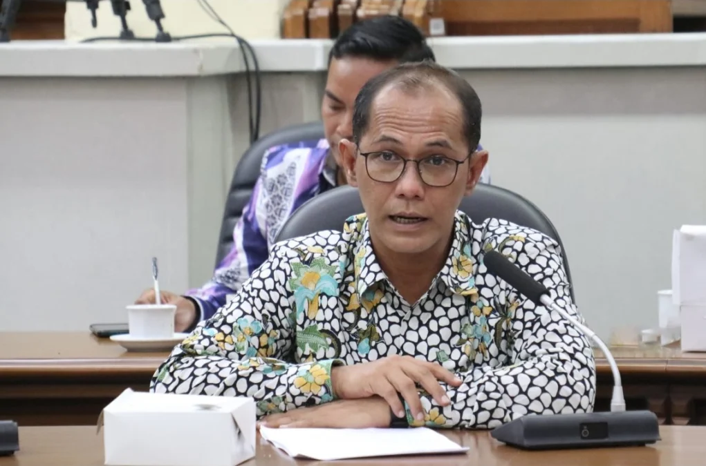 TAPPING BOX. Sekretaris Komisi II DPRD Kota Cirebon, dr Doddy Aryanto MM memberikan catatan dan penekanan kepada BPKPD untuk segera mengajukan penambahan alat tapping box guna mencegah kebocoran PAD. FOTO: ASEP SAEPUL MIELAH/RAKYAT CIREBON