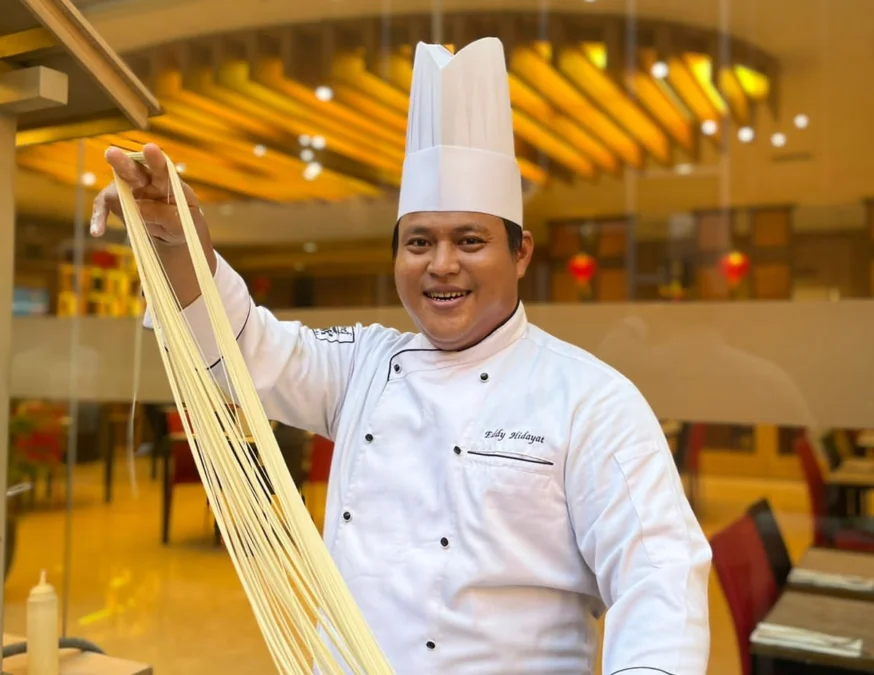 LIVE COOKING. Atraksi chef Hotel NEO Cirebon membuat mie tarik atau mie lamian khas negeri tirai bambu. Chef hotel akan memamerkan skill-nya membuat mie yang lembut sebagai menu buka puasa. FOTO : SUWANDI/RAKYAT CIREBON