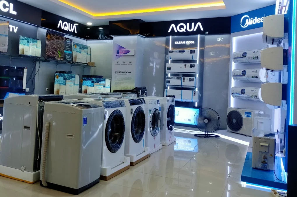 CUACA PANAS. Saat-saat ini, AIO Store lagi banjir pembelian beragam merek AC. Hal ini dipicu kebutuhan pendingan ruangan di Cirebon untuk menghadapi cuaca panas mulai meningkat. FOTO : SUWANDI/RAKYAT CIREBON