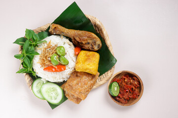 Nasi Liwet dengan Lauk Pauk dan Sambel. Cara Buat Nasi Liwet untuk Buka Puasa di Bulan Ramadhan 2023. Foto : freepik.com