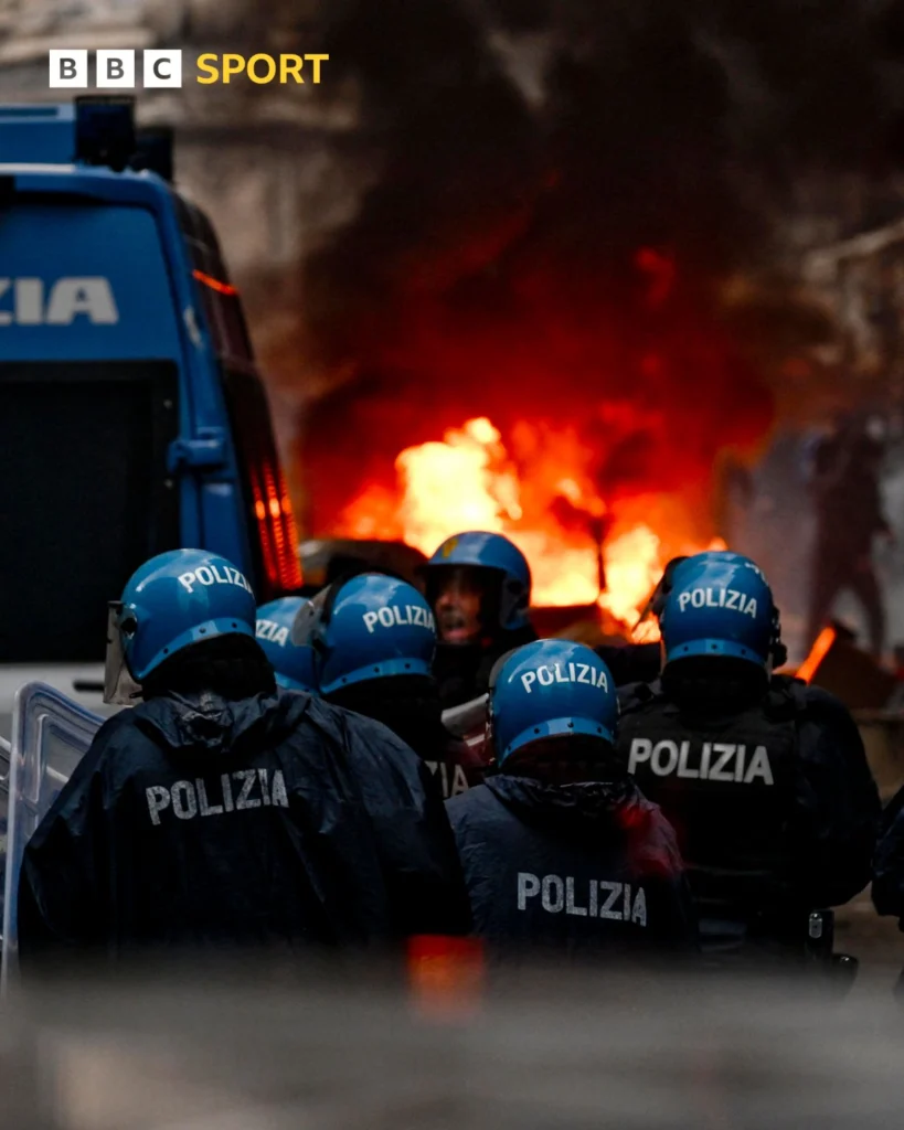 Polisi yang baku tembak dengan Pendukung Frankfurt yang mengamuk di markas napoli