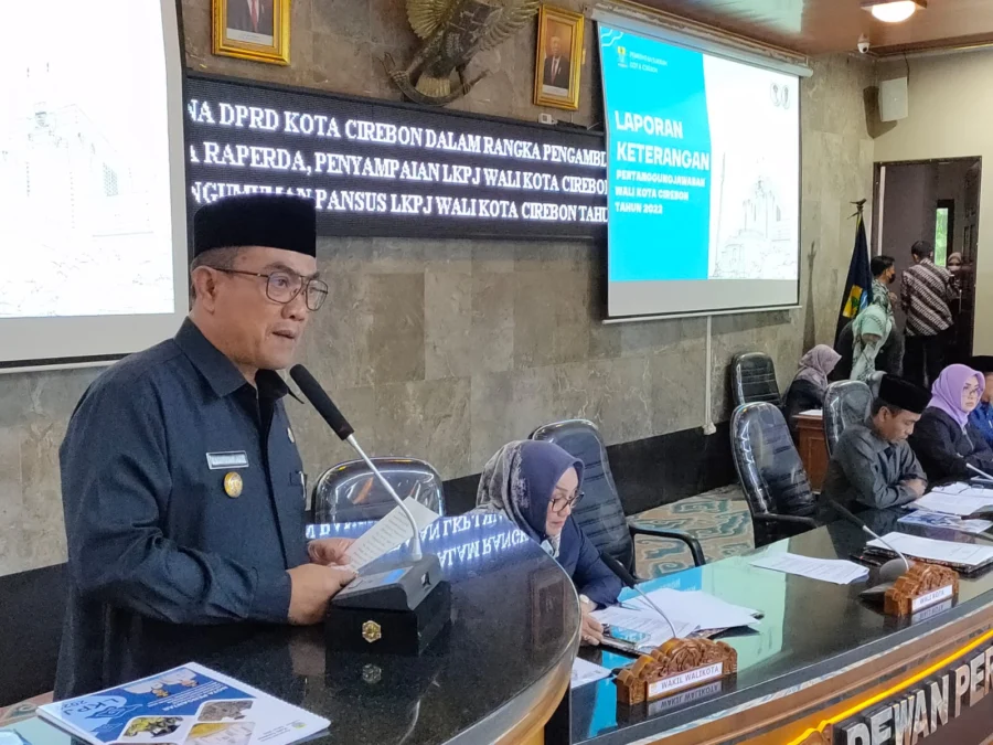 LKPJ. Walikota Cirebon, Drs H Nashrudin Azis SH saat menyampaikan nota LKPj tahun 2022 yang menjadi LKPj terakhir yang ia sampaikan sebagai walikota, di hadapan forum paripurna. Berdasarkan ketentuan terbaru, ia tidak perlu lagi menyampaikan LKPj Akhir Masa Jabatannya. FOTO: ASEP SAEPUL MIELAH/RAKCER.ID