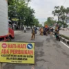 TAMBAL SULAM. Jalan rusak di Kota Cirebon terbilang parah. Namun DPUTR tidak tinggal diam memperbaiki, meskipun perbaikan dengan sistem tambal sulam. FOTO: ASEP SAEPUL MIELAH/RAKCER.ID