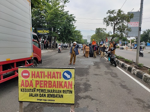 TAMBAL SULAM. Jalan rusak di Kota Cirebon terbilang parah. Namun DPUTR tidak tinggal diam memperbaiki, meskipun perbaikan dengan sistem tambal sulam. FOTO: ASEP SAEPUL MIELAH/RAKCER.ID