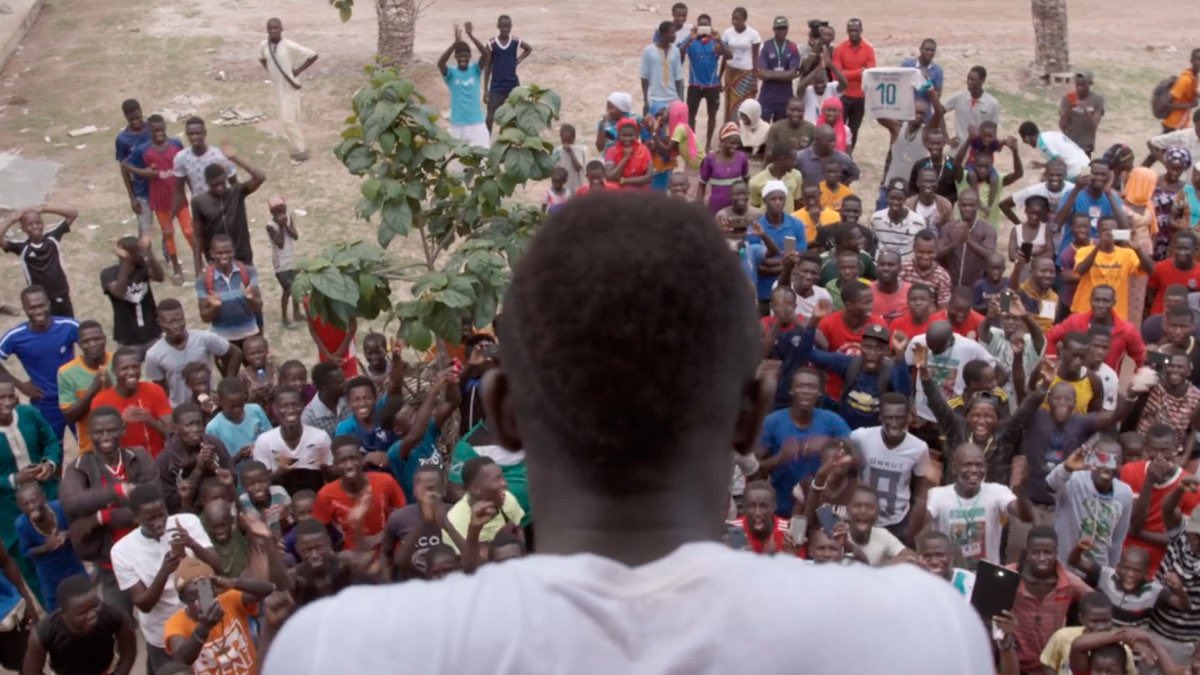 Sadio Mane Menyumbang Ratusan Karung Beras untuk Fakir Miskin di Negaranya