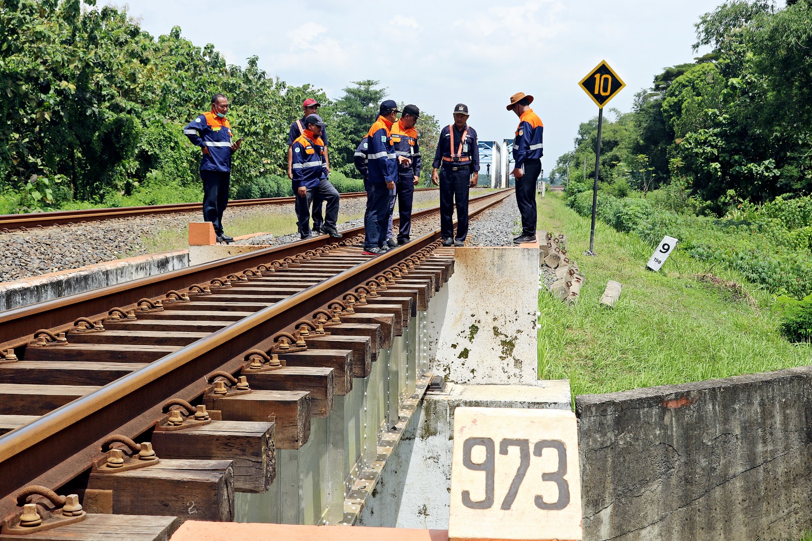 PEMETAAN. Hasil pemetaan, ada 14 titik pantau khusus jalur rawan kereta api, di sepanjang jalur wilayah Daop 3 Cirebon, disiapkan antisipasi khusus dengan menempatkan AMUS. FOTO: ASEP SAEPUL MIELAH/RAKCER.ID
