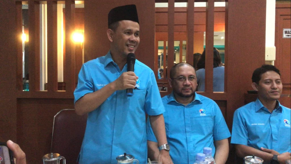 TEMU AWAK MEDIA. Sekjen Partai Gelora Indonesia, Mahfuz Sidik menyapa para awak media dalam agenda buka bersama di Kota Cirebon. FOTO: ASEP SAEPUL MIELAH/RAKCER.ID