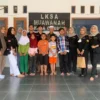 BERBAGI. Mahasiswa HMPS-RMIK ITEKES Mahardika Cirebon menyalurkan kepedulian sosial kepada para anak yatim dan dhuafa di panti asuhan Muawanah. FOTO: ASEP SAEPUL MIELAH/RAKCER.ID