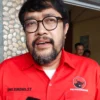 KLARIFIKASI. Ketua DPD PDI Perjuangan Jawa Barat, Ono Surono menegaskan Bupati dan Wakil Bupati Cirebon tidak diminta partai untuk berkontestasi di bursa Pileg 2024. FOTO: ZEZEN ZAENUDIN ALI/RAKCER.ID