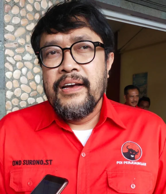 KLARIFIKASI. Ketua DPD PDI Perjuangan Jawa Barat, Ono Surono menegaskan Bupati dan Wakil Bupati Cirebon tidak diminta partai untuk berkontestasi di bursa Pileg 2024. FOTO: ZEZEN ZAENUDIN ALI/RAKCER.ID