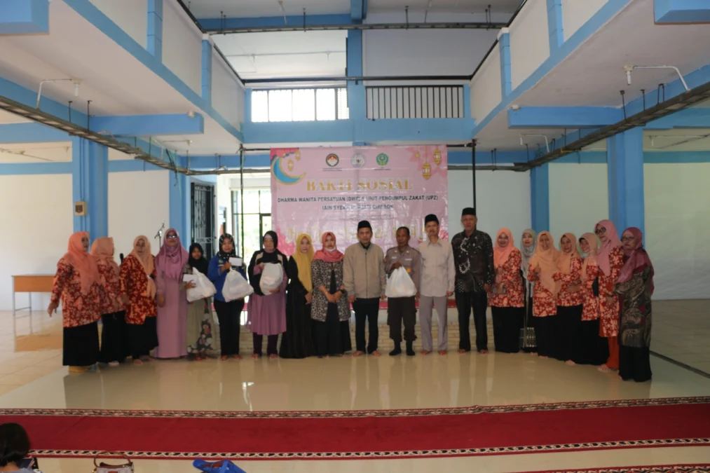 BANTUAN. Dharma Wanita Persatuan (DWP) IAIN Syekh Nurjati Cirebon mengisi bulan Ramadhan dengan berbagai kegiatan positif. Di antaranya Kajian Ramadhan dan Bakti Sosial, Rabu (12/4/2023) di Gedung Ma'had kampus setempat. FOTO : SUWANDI/RAKYAT CIREBON