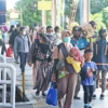 ANGKUTAN MUDIK. Kondisi terkini di Stasiun Cirebon Kejaksan, sudah terlihat arus penumpang kereta api melonjak. Itu terjadi sejak akhir pekan lalu. FOTO: ASEP SAEPUL MIELAH/RAKCER.ID