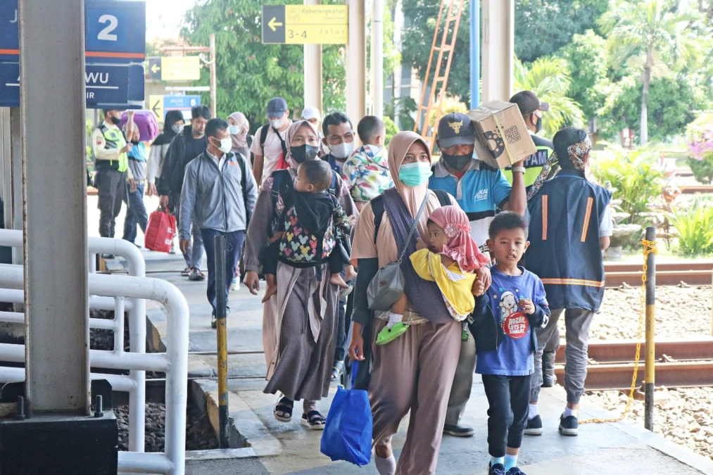ANGKUTAN MUDIK. Kondisi terkini di Stasiun Cirebon Kejaksan, sudah terlihat arus penumpang kereta api melonjak. Itu terjadi sejak akhir pekan lalu. FOTO: ASEP SAEPUL MIELAH/RAKCER.ID