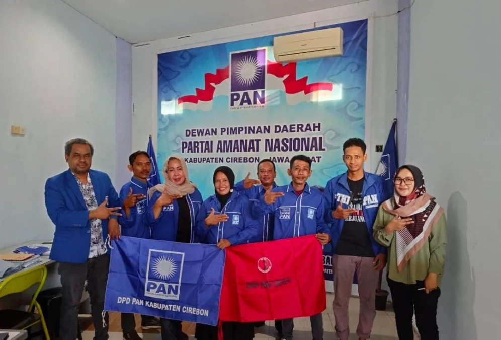 DUKUNG GANJAR. DPD PAN Kabupaten Cirebon Cirebon mendeklarasikan Ganjar Pranowo sebagai Calon Presiden 2024. FOTO: ZEZEN ZAENUDIN ALI/RAKCER.ID