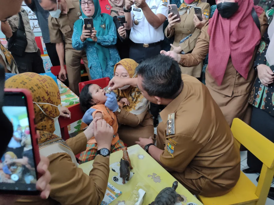 IMUNISASI POLIO. Walikota Cirebon, Drs H Nashrudin Azis SH memberikan tetesan imunisasi polio perdana di Kota Cirebon untuk balita, dalam rangka Sub PIN Polio serentak, Senin 3 April 2023. FOTO: ASEP SAEPUL MIELAH/RAKCER.ID