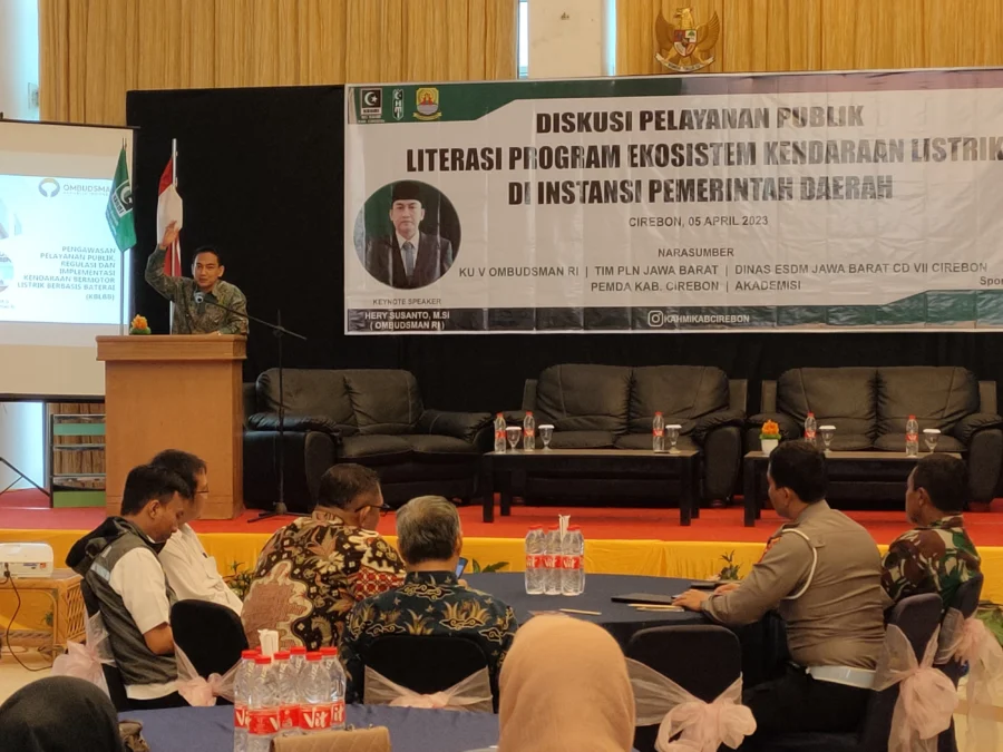 DISKUSI. Anggota Ombudsman RI, Hery Susanto menjadi keynote speaker pada diskusi publik yang digelar MD-KAHMI Kabupaten Cirebon membahas ekosistem kendaraan listrik. FOTO: ASEP SAEPUL MIELAH/RAKCER.ID
