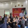 DISAMBUT. Ketua DPD PDI Perjuangan Jawa Barat, Ono Surono disambut dengan salam metal oleh para mahasiswa di ITEKES Mahardika, Jumat 7 April 2023. FOTO: ASEP SAEPUL MIELAH/RAKCER.ID