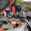 RANDIS. Kapolres Cirebon Kota memeriksa kesiapan sarpras, termasuk kendaraan dinas (Randis) kepolisian sebelum digunakan dalam Ops Ketupat Lodaya 2023. FOTO: ASEP SAEPUL MIELAH/RAKCER.ID