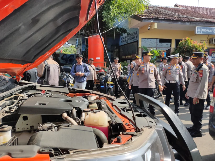 RANDIS. Kapolres Cirebon Kota memeriksa kesiapan sarpras, termasuk kendaraan dinas (Randis) kepolisian sebelum digunakan dalam Ops Ketupat Lodaya 2023. FOTO: ASEP SAEPUL MIELAH/RAKCER.ID