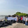 BERSIH-BERSIH. Keluarga Besar Pengawas Pemilu dari semua tingkatan melakukan aksi gerakan bebersih pantai di Pelabuhan Cirebon. FOTO: ASEP SAEPUL MIELAH/RAKCER.ID