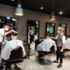 TETAP BUKA. Redbox Barbershop CSB Mall memastikan tetap memberikan layanan pangkas dan hair treathment di momen libur lebaran. Hal ini untuk mengakomodir kebutuhan customer tanpa jeda waktu. FOTO : SUWANDI/RAKYAT CIREBON