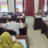 TINGKATKAN PELAYANAN. Komisi I DPRD Kabupaten Cirebon mendesak Disdukcapil meningkatkan pelayanan. FOTO: ZEZEN ZAENUDIN ALI/RAKCER.ID