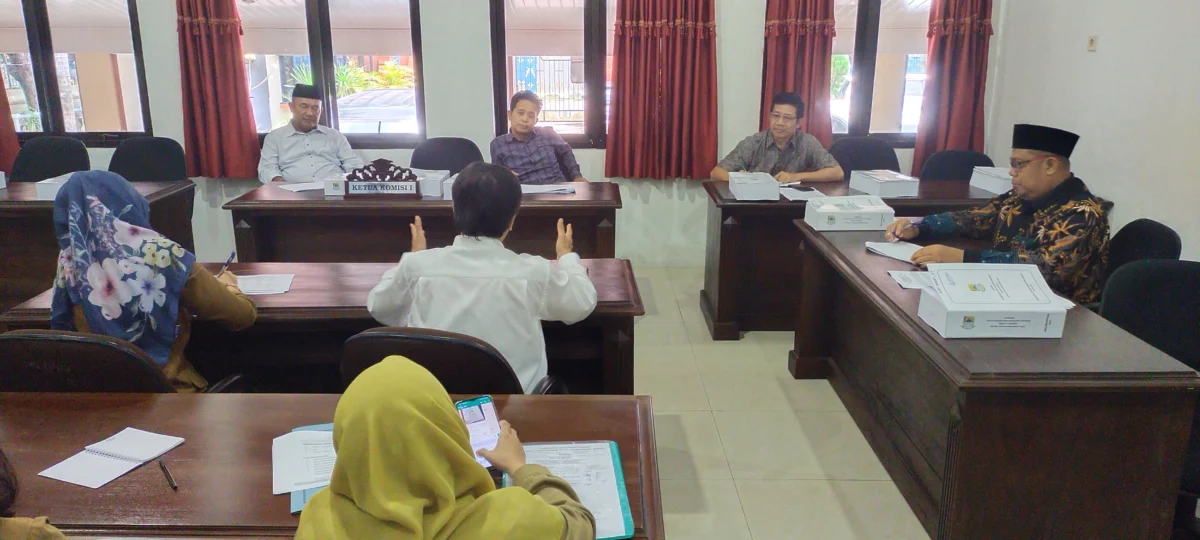 TINGKATKAN PELAYANAN. Komisi I DPRD Kabupaten Cirebon mendesak Disdukcapil meningkatkan pelayanan. FOTO: ZEZEN ZAENUDIN ALI/RAKCER.ID