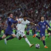 Pertandingan Real Madrid vs Chelsea, Rodrygo (baju putih) sedang Duel dengan Pemain Chelsea. Foto: twitter.com/RodrygoGoes